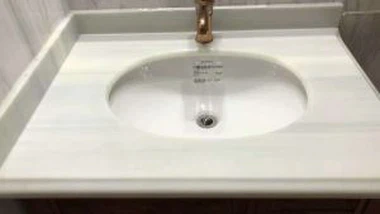 Oq shkaflar bilan kvarts stollari
