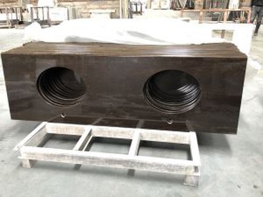 Qumloq va jigarrang granitli peshtaxtalar