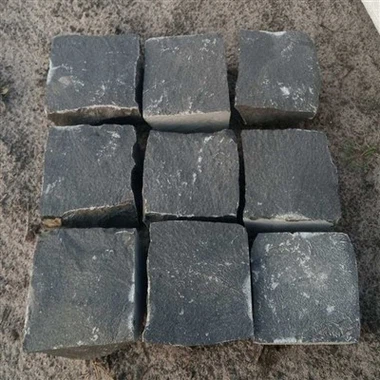 Qora bazalt to'siqlari quyuq bazalt qoplamasi